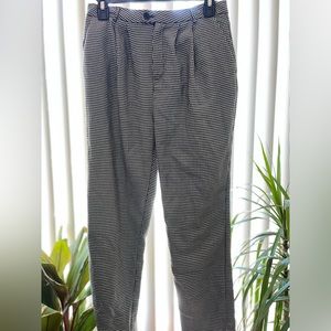 I’m selling this pants from forever 21 they are black and white size S